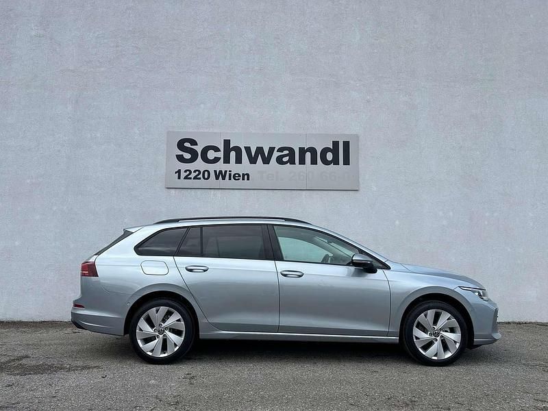 Neu VW Golf VIII Business 116 PS (85 kW) 2025 Silber  metallic Kombi