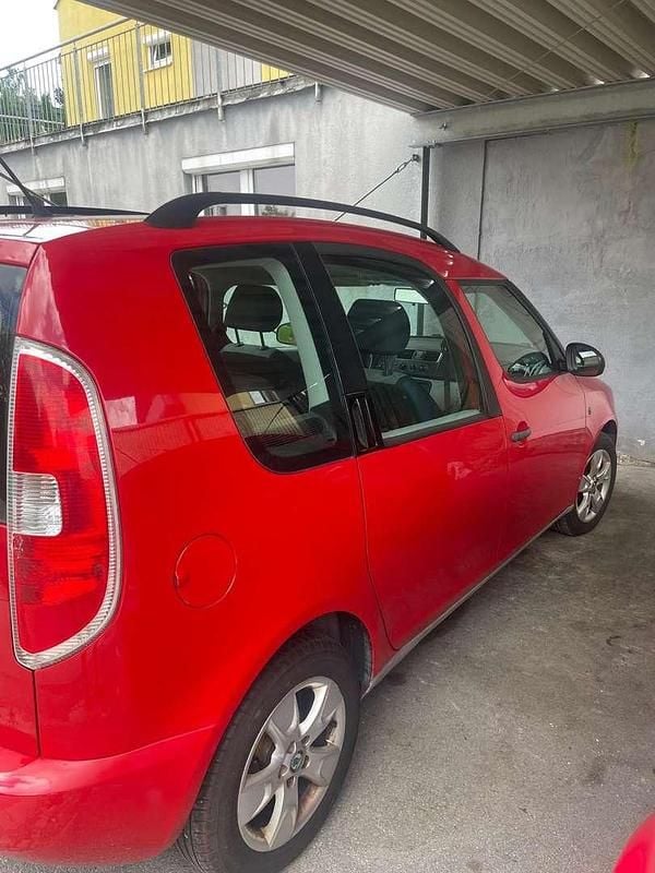 Rot Gebraucht 2010 Skoda Roomster Van / Kleinbus | € 3.000 - Bild 1/4