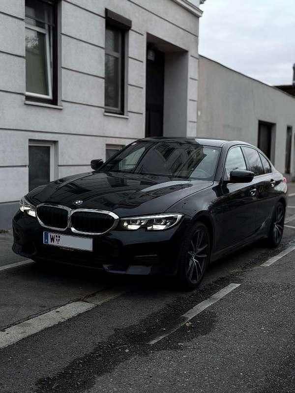 Schwarz Gebraucht 2022 BMW 320e Sport Line Limousine | € 31.990 - Bild 1/4