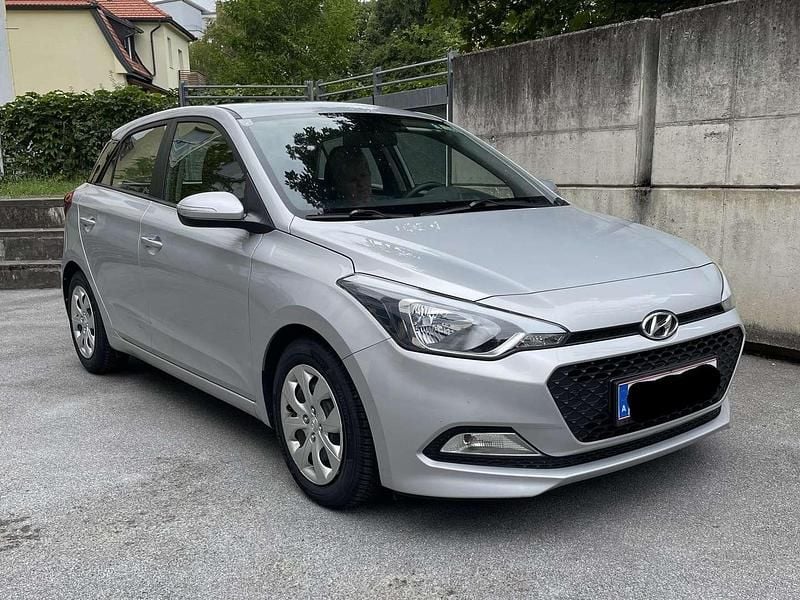 Grau Gebraucht 2016 Hyundai i20 Limousine | € 6.800 (Guter Preis) - Bild 1/4