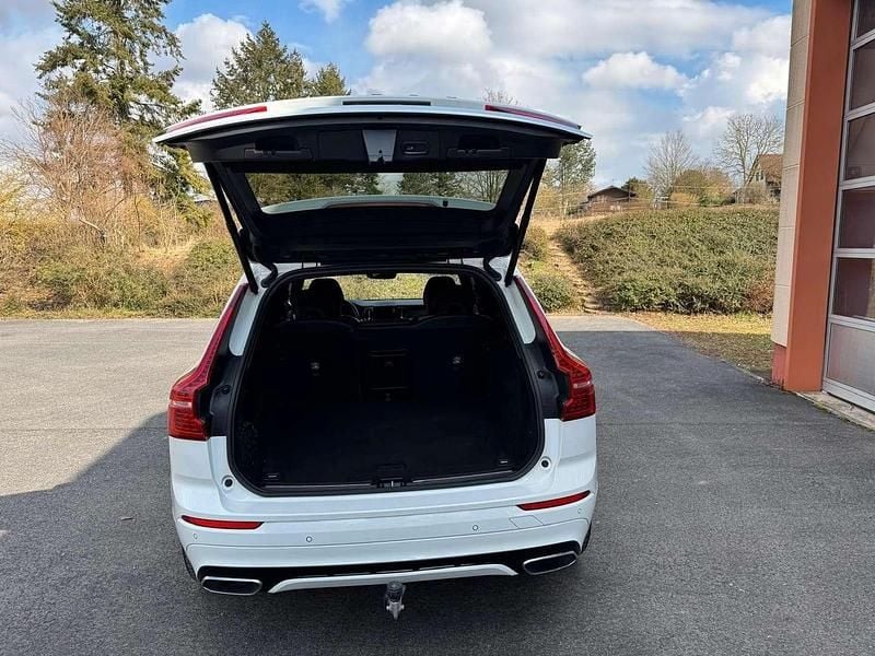 Weiß Gebraucht 2018 Volvo XC60 R-Design SUV | € 22.194 (Fairer Preis) - Bild 1/4
