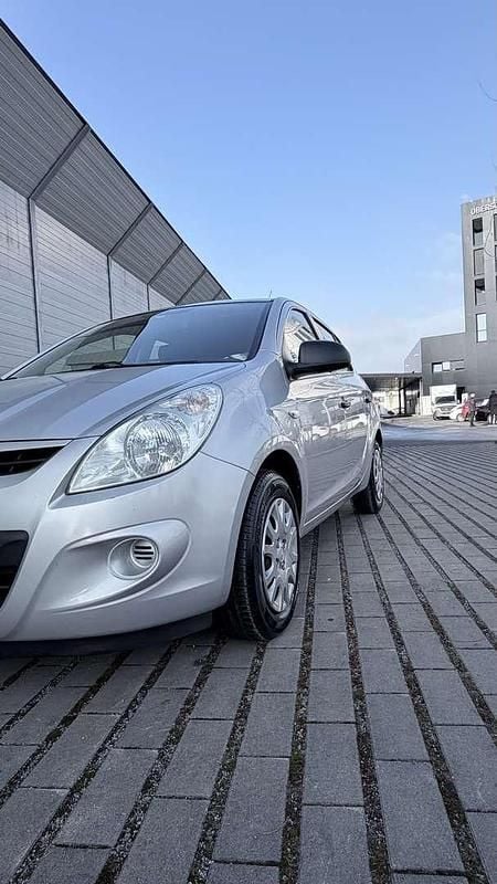 Gebraucht Hyundai i20 77 PS (56 kW) 2012 Silber Kleinwagen