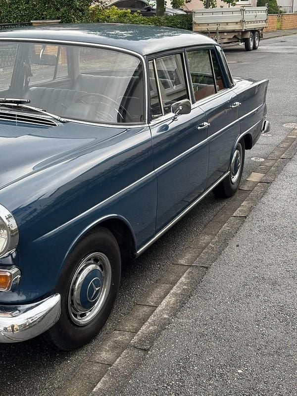 Gebraucht Mercedes 200 90 PS (66 kW) 1967 Blau Limousine