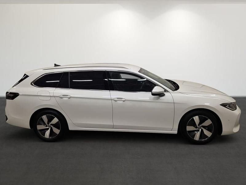 Gebraucht VW Passat Elegance 150 PS (110 kW) 2025 Weiss  metallic Kombi