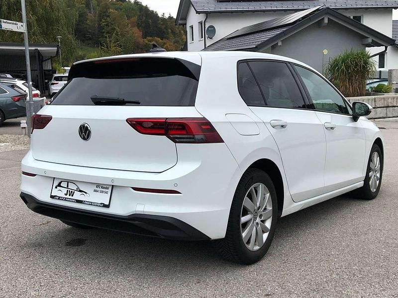 Gebraucht VW Golf VIII 90 PS (66 kW) 2020 Weiß Limousine