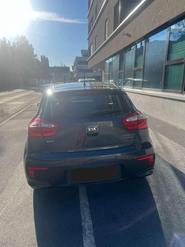 Gebraucht Kia Rio 84 PS (61 kW) 2015 Grau Limousine
