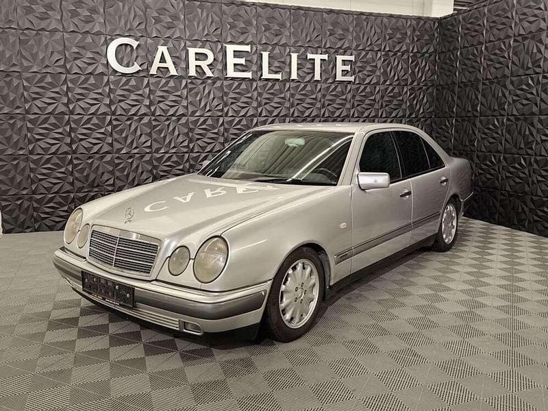 Silber Gebraucht 1996 Mercedes E420 Limousine | € 5.990 - Bild 1/4