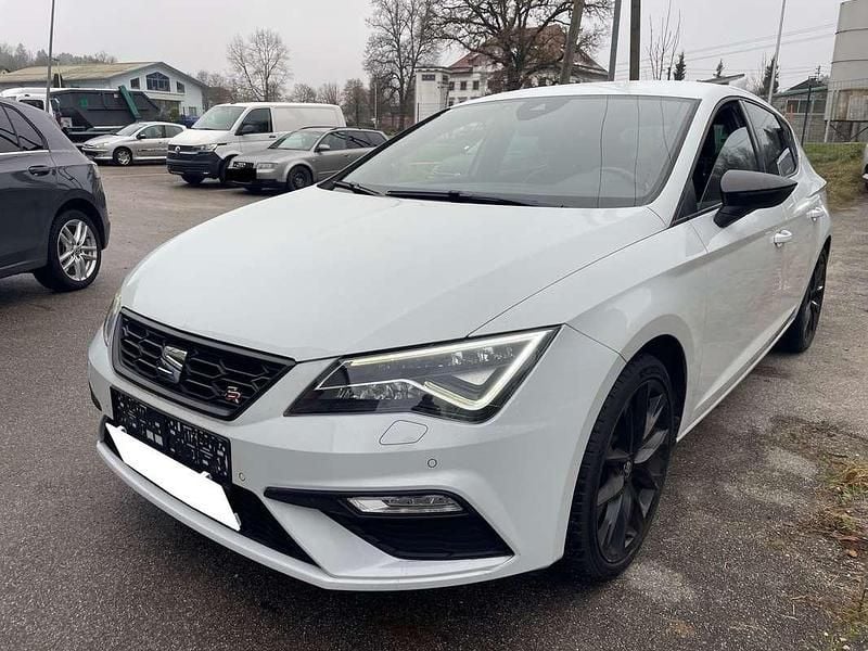 Weiß Gebraucht 2020 Seat Leon Black Edition Kleinwagen | € 10.990 - Bild 1/4