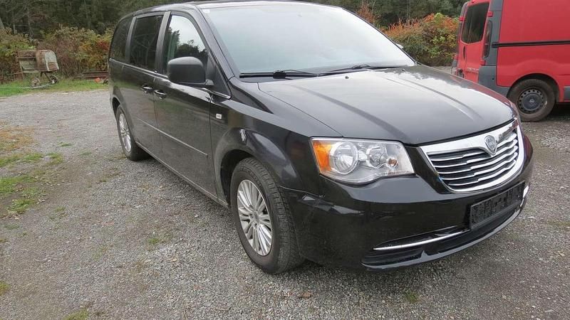 Gebraucht 2013 Lancia Voyager Silver Van / Kleinbus | € 6.890 - Bild 1/4