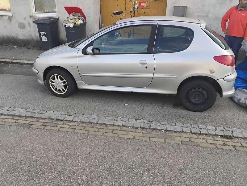 Gebraucht Peugeot 206 68 PS (50 kW) 2004 Silber Limousine