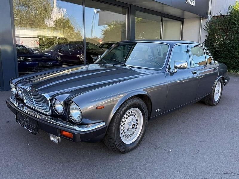 Grau Gebraucht 1990 Jaguar XJ12 Sovereign Limousine | € 15.000 - Bild 1/4