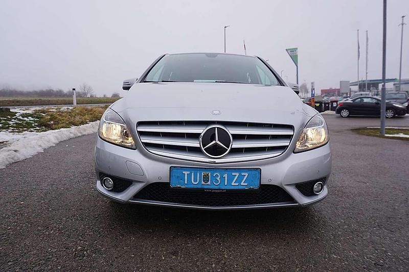 Gebraucht Mercedes B180 Edition 109 PS (80 kW) 2014 Grau Van / Kleinbus