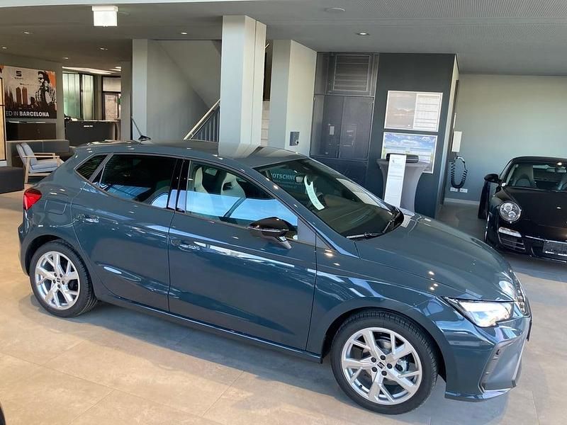 Neu Seat Ibiza FR 95 PS (69 kW) 2026 Dunkelblau  normal Kleinwagen
