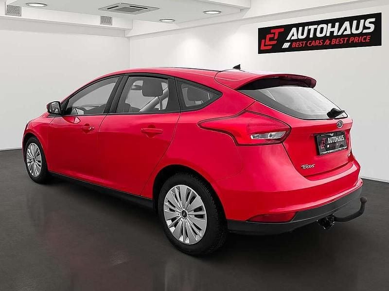Gebraucht Ford Focus Trend 101 PS (74 kW) 2016 Rot Limousine