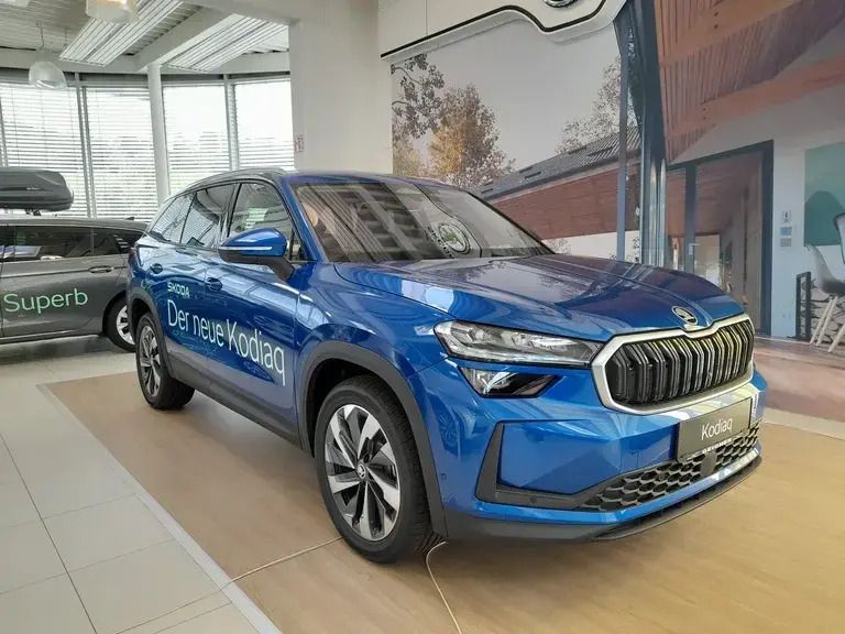 Mittelblau metallic Gebraucht 2024 Skoda Kodiaq Selection SUV | € 54.290 (Fairer Preis) - Bild 1/4