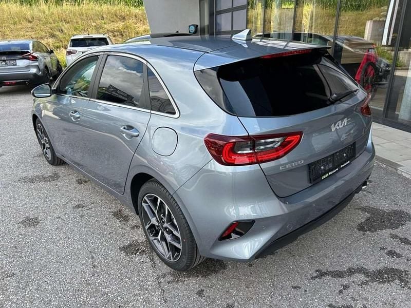 Neu Kia Ceed Silver 99 PS (72 kW) 2025 Silber Kleinwagen