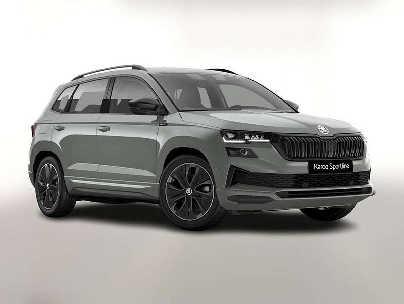Weiß Neu 2025 Skoda Karoq SportLine SUV | € 45.158 (Fairer Preis) - Bild 1/3