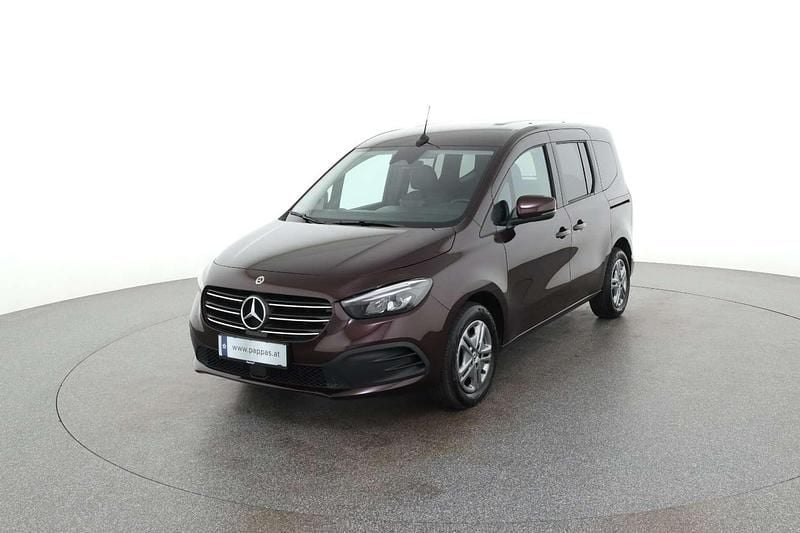 Gebraucht Mercedes T180 Style 131 PS (96 kW) 2024 Rot Van / Kleinbus