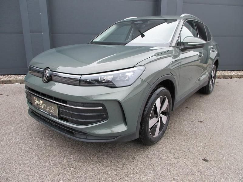 Neu VW Tiguan 204 PS (150 kW) 2025 Mittelgrün metallic SUV