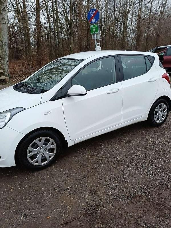Gebraucht Hyundai i10 Comfort 65 PS (47 kW) 2015 Weiß Kleinwagen