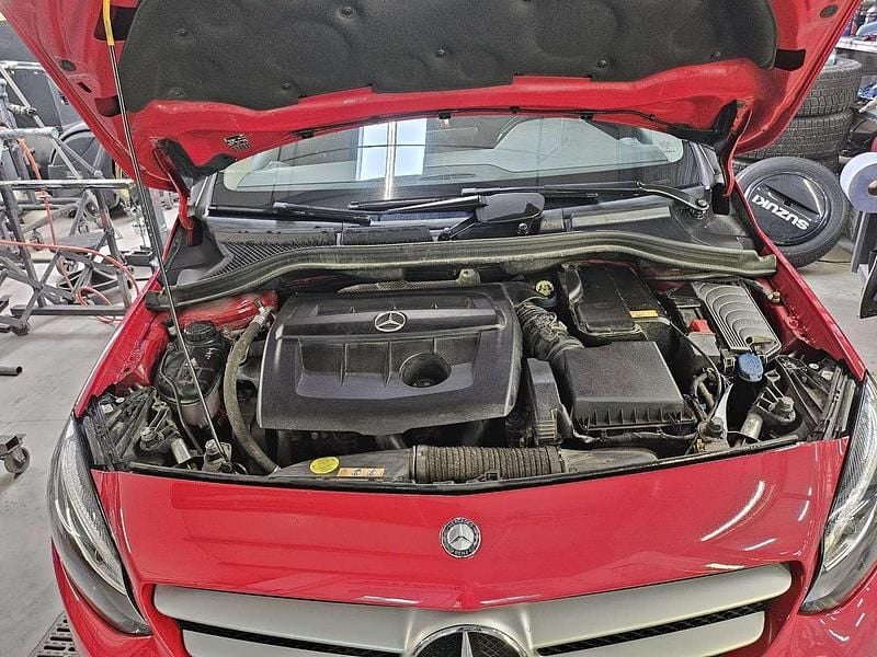 Gebraucht Mercedes B180 109 PS (80 kW) 2016 Rot Van / Kleinbus