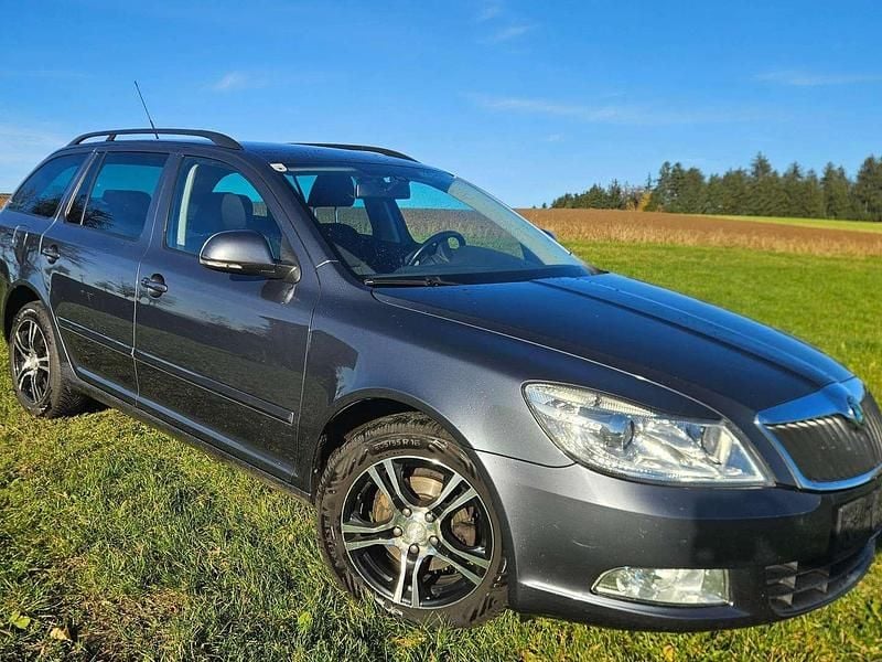 Grau Gebraucht 2010 Skoda Octavia Elegance Kombi | € 5.200 (Fairer Preis) - Bild 1/4