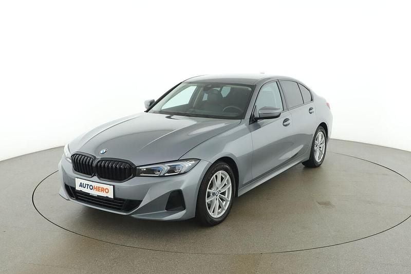 Grau Gebraucht 2023 BMW 318 Sport Line Limousine | € 36.890 (Etwas zu teuer) - Bild 1/3