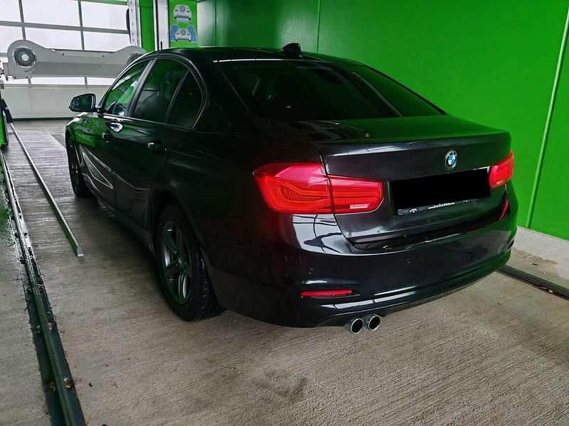 Gebraucht BMW 320 Advantage 184 PS (135 kW) 2015 Schwarz Limousine