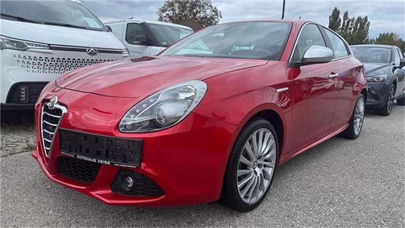 Rot Gebraucht 2012 Alfa Romeo Giulietta Distinctive Kleinwagen | € 10.990 - Bild 1/3