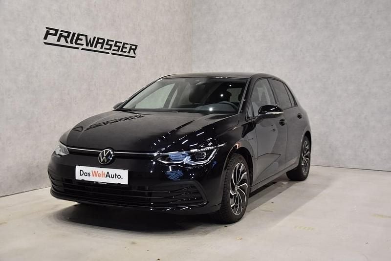 Schwarz metallicperleffektno Gebraucht 2024 VW Golf VIII Life Limousine | € 26.895 (Teuer) - Bild 1/4