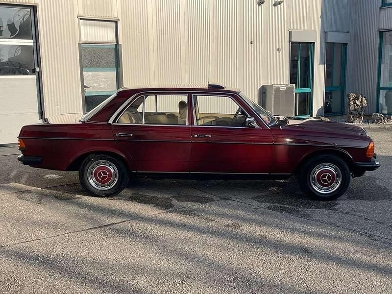 Gebraucht Mercedes E240 72 PS (52 kW) 1984 Rot Limousine