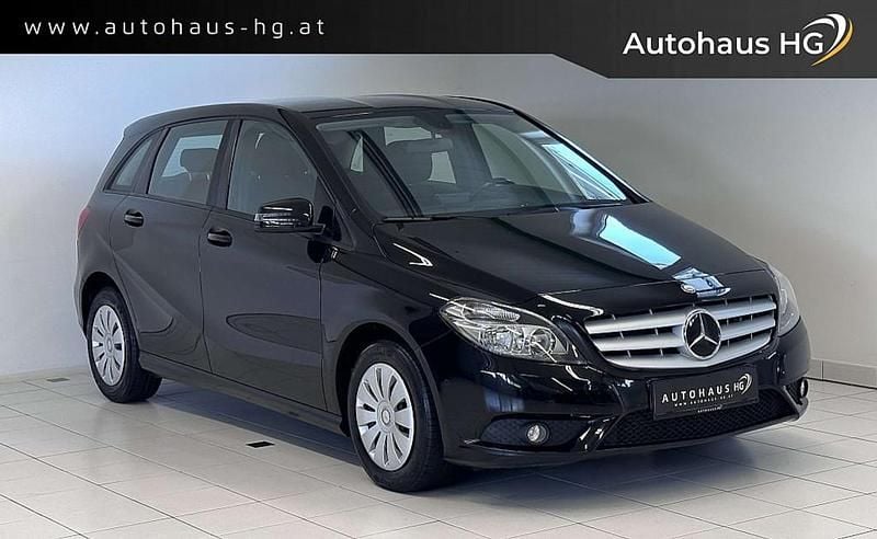 Schwarz Gebraucht 2013 Mercedes 180 Edition Limousine | € 10.990 (Fairer Preis) - Bild 1/3