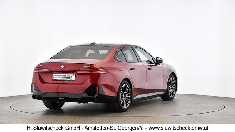 Gebraucht BMW 530e Comfort Edition 190 PS (139 kW) 2025 Rot Limousine