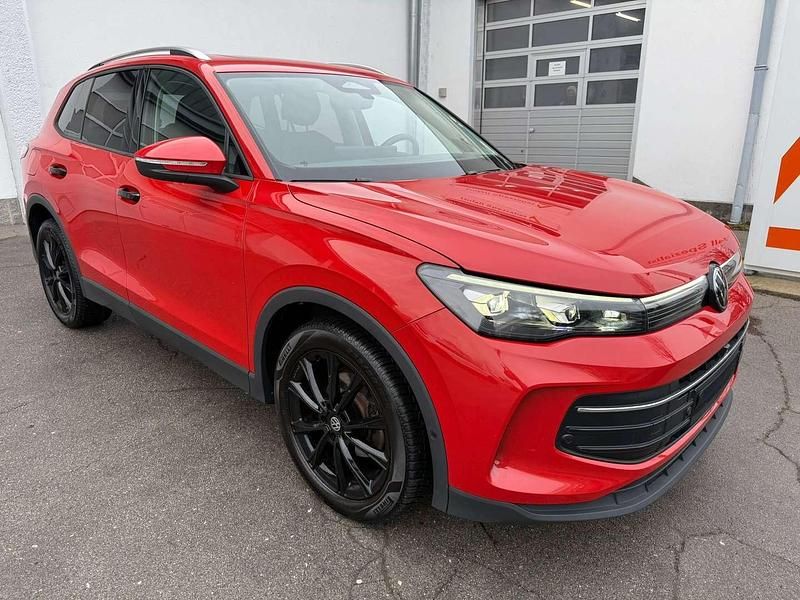 Gebraucht VW Tiguan 131 PS (96 kW) 2024 Rot SUV