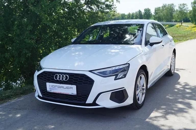 Weiss normal Gebraucht 2021 Audi A3 Sportback e-tron Ambiente Kleinwagen | € 23.990 (Etwas zu teuer) - Bild 1/4