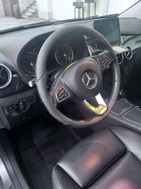 Grau Gebraucht 2017 Mercedes 180 Limousine | € 12.900 (Etwas zu teuer) - Bild 1/4