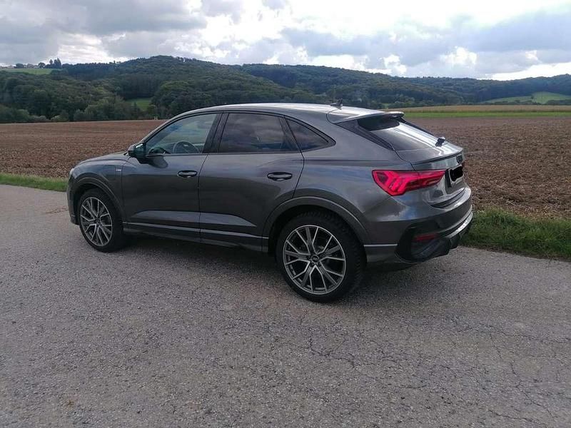 Grau Gebraucht 2021 Audi Q3 SUV | € 37.500 - Bild 1/4