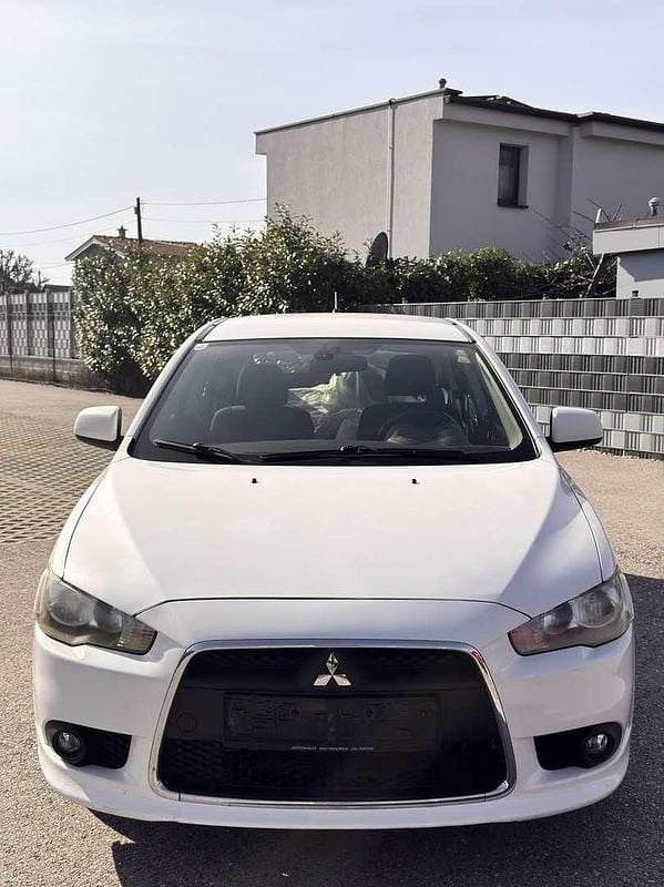 Gebraucht Mitsubishi Lancer Sportback Invite 109 PS (80 kW) 2010 Weiß Limousine