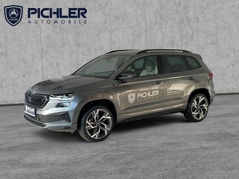 Mittelgrau metallic Neu 2026 Skoda Karoq SportLine SUV | € 40.900 (Fairer Preis) - Bild 1/4