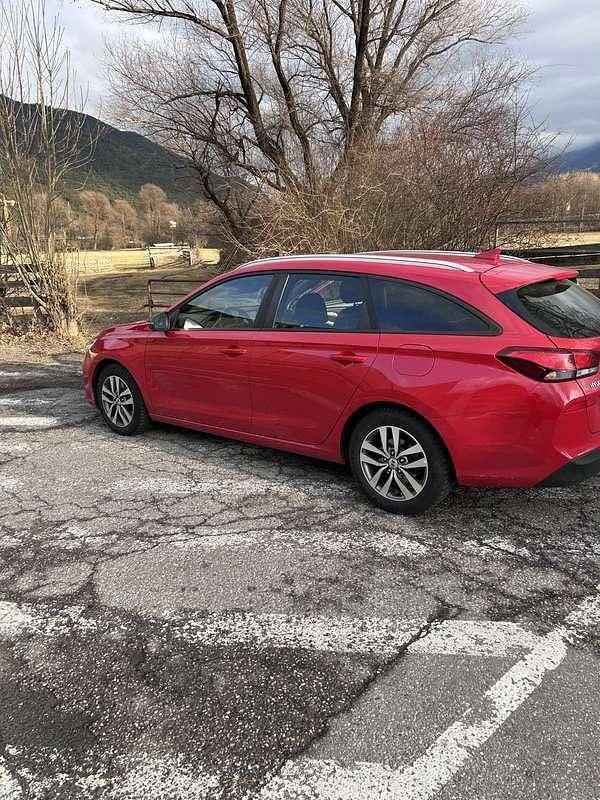 Gebraucht Hyundai i30 116 PS (85 kW) 2019 Rot Kombi