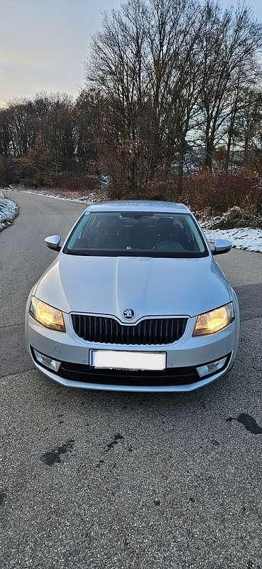 Silber Gebraucht 2015 Skoda Octavia Ambition Limousine | € 7.990 (Fairer Preis) - Bild 1/4