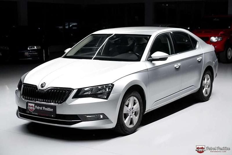 Silber Gebraucht 2018 Skoda Superb Ambition Limousine | € 23.990 (Superpreis) - Bild 1/4