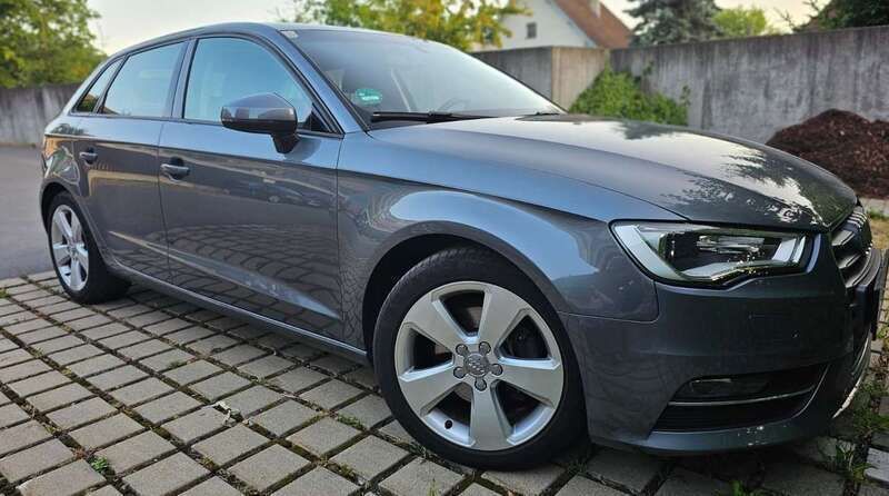 Grau Gebraucht 2015 Audi A3 Sportback Ambition Kleinwagen | € 9.950 (Superpreis) - Bild 1/4