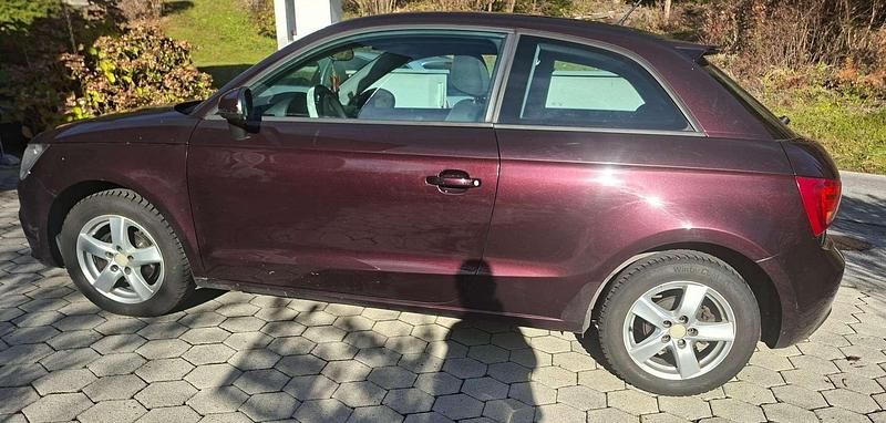 Gebraucht Audi A1 Attraction 86 PS (63 kW) 2012 Violett Limousine