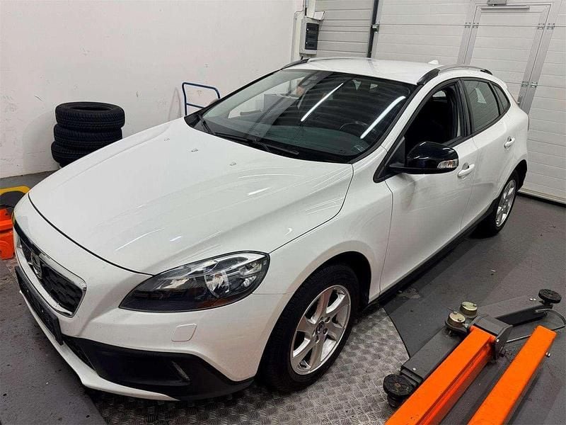 Weiß Gebraucht 2013 Volvo V40 CC Kinetic Kombi | € 9.900 - Bild 1/4