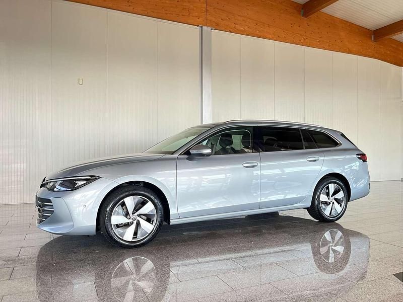 Grau Gebraucht 2025 VW Passat Business Kombi | € 36.990 (Etwas zu teuer) - Bild 1/4