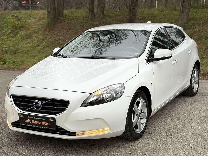 Weiß Gebraucht 2014 Volvo V40 Momentum Limousine | € 9.900 (Teuer) - Bild 1/4