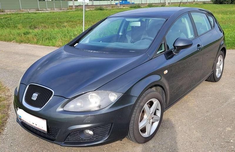 Grau Gebraucht 2011 Seat Leon Limousine | € 3.125 (Superpreis) - Bild 1/4