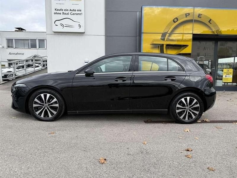 Gebraucht Mercedes A180 116 PS (85 kW) 2023 Schwarz Limousine