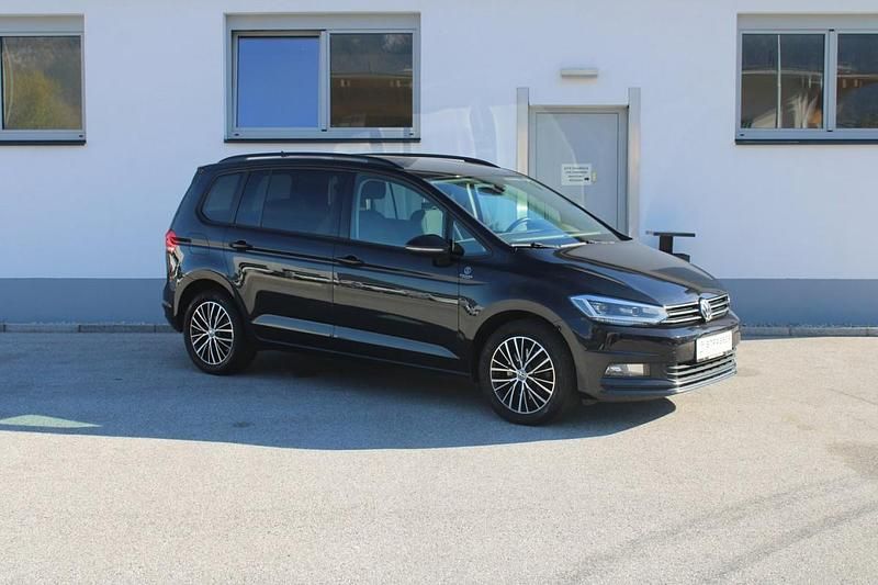 Schwarz metallicperleffektno Gebraucht 2016 VW Touran Comfortline Van / Kleinbus | € 15.990 (Guter Preis) - Bild 1/4